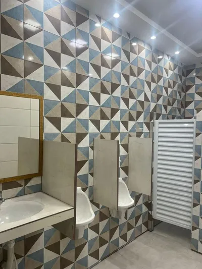 Banheiros limpos do Espaço Big House com fraldário infantil, Penha RJ