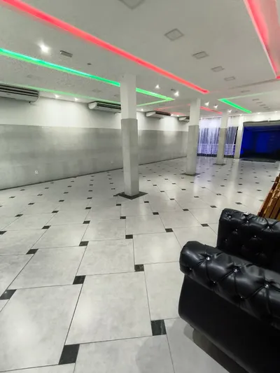 Visão ampla do salão do Espaço Big House para até 100 convidados